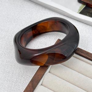 Brazalete Artesanal de Resina Ovalado Negro Marrón, Brazalete Acrílico Hecho a Mano Estilo Tortuga, Joyería de Moda para Mujer, Elegante Accesorio para la Muñeca - Product Image 1