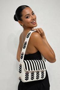 Bolso de mano clásico y moderno con bordado floral de cuentas, asa ajustable y material de algodón en colores mixtos - Product Image 5