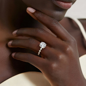 Anillo de compromiso de diamantes solitario de alto perfil con engaste alternado y racimo de diamantes - Product Image 6