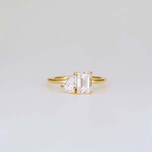 Bague de fiançailles en or 14 carats avec diamant de laboratoire Toi et Moi 1-4 carats, certifiée IGI, taille poire émeraude, design de luxe unisexe à deux pierres - Product Image 1