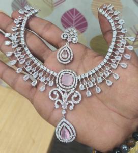 Conjunto de Collar de Latón para Mujer, Diseño Moderno y Exclusivo, Joyería para Ocasiones Especiales y Regalos - Product Image 1