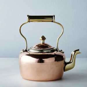 Bouilloire vintage en cuivre avec corps arrondi, bec courbé, couvercle bombé, petit bouton, poignée en métal ornée, finition patinée, artisanale, style antique - Product Image 1