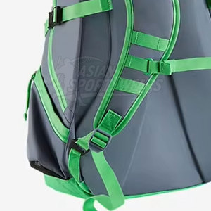 Mochila de fútbol versátil y protectora para todo tipo de clima con red integrada para balón, ideal para actividades deportivas al aire libre. - Product Image 5