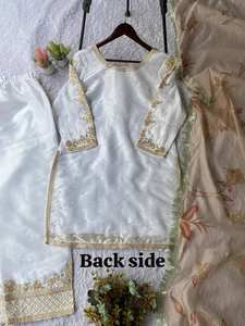 Elegante Conjunto de Kurta y Palazzo de Seda para Fiesta con Bordado Intenso - Product Image 4