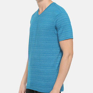 เสื้อยืดคอวีใส่สบาย ผลิตจากวัสดุระบายอากาศได้ดี พร้อมผิวสัมผัสเรียบเนียน เหมาะสำหรับวันฤดูร้อน เสื้อยืดคอวีคุณภาพพรีเมียม - Product Image 5