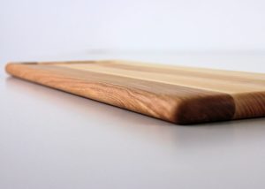Planche de service haute et étroite en bois de frêne avec poignée intégrée, bicolore naturel, HORECA, OEM, personnalisable, Vietnam - Product Image 5