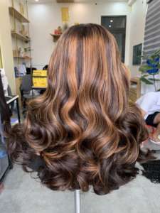 Vente en gros 20 pouces Frontal 13x4 perruque de cheveux humains vietnamiens trame unique rebondissant vague lâche Style piano cheveux humains bruts - Product Image 3