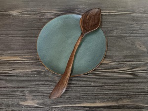 REHMAN CRAFT Ensemble de cuillères sculpturales en bois foncé et mini-planche à découper, design coréen artisanal, écologique, décoration de table artisanale - Product Image 6