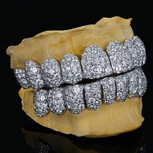 โมอิสซาไนต์คุณภาพสูงจากห้องปฏิบัติการ ตัวเรือนทองคำแท้ 14K แบบหนามเตย ทรงบริลเลียนท์คัท สไตล์วินเทจ สำหรับทั้งชายและหญิง ใช้เป็นกริลล์ซ์สำหรับฟัน หรือเครื่องประดับสวมใส่ทุกวัน - Product Image 2