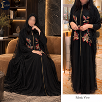 Abaya élégante à fleurs brodées à l'avant pour femmes avec superposition en dentelle et manches fluides |   Vêtements élégants et modestes pour occasions islamiques