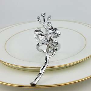 Anneaux de serviette en métal faits à la main pour une mise en scène de table de luxe, supports décoratifs pour événements et repas - Product Image 2