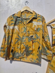 Conjunto de Pijama de Algodón Hecho a Mano: Pijama con Estampado Animal para Mujer - Product Image 2