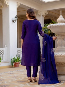 Ensemble Kurti en soie brodée violette avec dupatta, vêtements décontractés traditionnels indiens et pakistanais pour femmes de Samp Corporation - Product Image 4