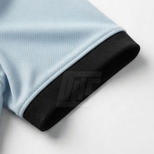 Maillot de sport premium à col en V, manches courtes, haute performance, anti-humidité, pour entraînements et matchs - Product Image 5