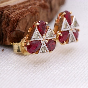 Pendientes de tuerca de oro amarillo macizo de 14K al por mayor con rubí natural de corte pera y racimo de diamantes triangulares, Memoria Jewels - Product Image 3