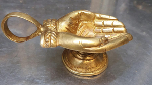 Lámpara de aceite Diya artesanal de latón con diseño floral, tradicional Deepak Deepam con motivo floral para el hogar o el templo - Product Image 2