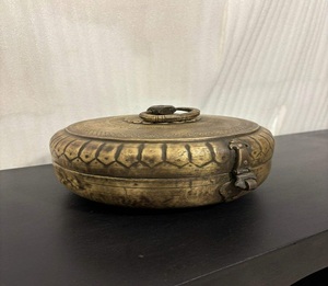 Boîte de rangement en laiton antique, artisanale, gravée, conteneur métallique décoratif, organisateur pour la maison, la salle à manger, le salon - Product Image 1