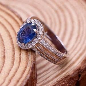 Bague de fiançailles en or blanc 18 carats avec halo de saphir bleu ovale naturel |   Bijoux fins avec accents de diamants, cadeau pour femmes - Product Image 6