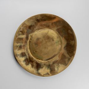 Plato base de latón con acabado pulido a espejo para decoración de mesas en eventos formales o bodas, con un toque de lujo. - Product Image 4