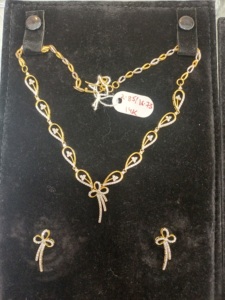 Ensemble de collier en or 14 carats pour femmes, design élégant, serti de diamants étincelants, fournisseur de bijoux de mariage en Inde - Product Image 4
