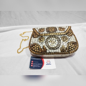 Bolso de Mano Tipo Clutch de Metal con Incrustaciones de Piedras, Diseño Intrincado y Elegante, de Lujo, para Eventos Nocturnos, Bodas y Celebraciones - Product Image 1