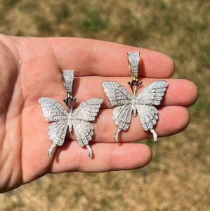 Colgante de Mariposa Plateado en Aleación con Micro Pavé de Diamantes de Imitación, Joyería Unisex Estilo Hiphop, Regalo - Product Image 1