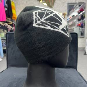 Bonnet unisexe en tricot jacquard avec motif de personnage, broderie 3D, bouton, 100% acrylique, chaud pour l'hiver, style décontracté, pour adultes, style streetwear - Product Image 2