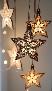 Ornement de Noël suspendu en métal de haute qualité, fait main et unique, avec forme et couleur personnalisables pour la décoration de la maison en période des fêtes - Product Image 4