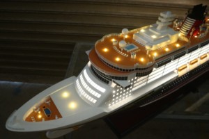 DIS.NEY DREAM WITH LIGHTS Modèle de bateau de croisière américain en bois artisanal pour la décoration de bureau, cadeau d'affaires, collection - Product Image 4
