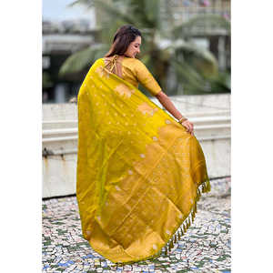 ผ้าไหมสีเขียวเนื้อนุ่มทอแบบดูอัลซาร์รี ยี่ห้ออีลิท วีฟส์ พร้อมผ้าคลุมไหล่ลายเมเฮนดีแบบนันดี บอร์เดอร์ - Product Image 4