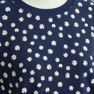 Conjunto de 2 Piezas para Mujer: Top de Manga Larga con Cuello en V y Estampado Floral Azul Marino y Pantalones de Punto hasta el Tobillo, Cintura Elástica, Corte Holgado, Poliéster - Product Image 4