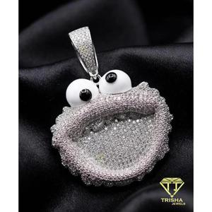 Colgante de Diamante Moissanite Personalizado con Ojos Grandes, Plata de Ley 925, Joyería de Alta Gama Totalmente Cubierta de Diamantes - Product Image 5