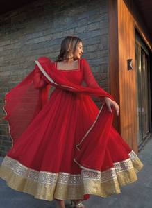 Traje de tres piezas de diseño con efecto de flores artificiales, que incluye Anarkali de manga larga y Plazzo con Dupatta elegante, para proveedores mayoristas. - Product Image 3