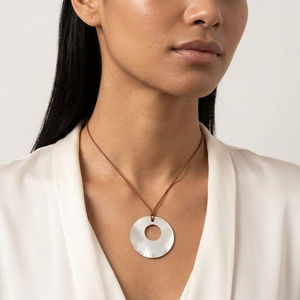 Collar de Moda con Colgante de Concha y Dije de Perla en Forma de Donut, Joyería Costera de Aspecto Natural para Uso Diario - Product Image 3