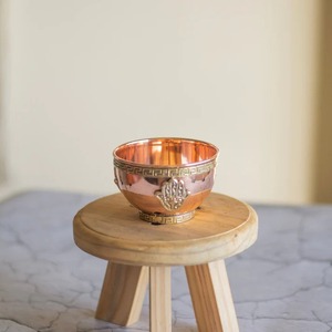 Bol en cuivre avec motif oriental et symbole Om, décoration d'intérieur - Product Image 1