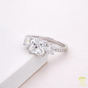 Bague de fiançailles Trisha Jewels ER0055 vintage à trois pierres de laboratoire taille ovale, en argent sterling 925 sertie à griffes, luxe, pour mariée, haute joaillerie - Product Image 3