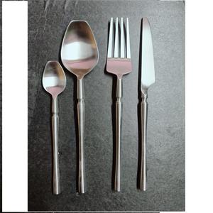 Ensemble de couverts de luxe portables en acier inoxydable avec manche en corne, 5 pièces, lavable au lave-vaisselle et durable pour la mesure des aliments. - Product Image 3