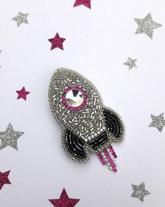 Broche Bordado de Diseño Exclusivo con Decoración de Cuentas Premium y Patrones Florales Sofisticados - Product Image 6