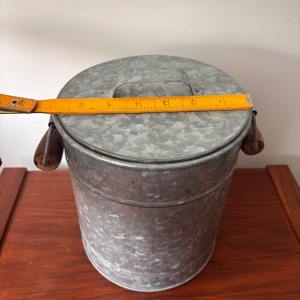 Seau à glace rustique galvanisé avec poignées en bois, idéal pour les événements, les mariages, les bars à domicile, le refroidissement des boissons et le service lors de fêtes - Product Image 2