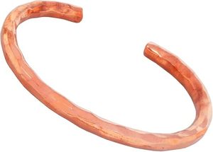 Brazalete de Cobre de Alta Calidad, Elegante Brazalete Abierto con Puntas Detalladas, Acentos Bicolor Únicos, Brazalete Ajustable en Venta - Product Image 2