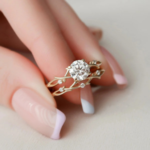 Bague de fiançailles en or jaune avec diamant de laboratoire taille ronde style vigne - Product Image 1
