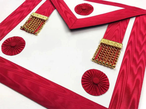 Tablier maçonnique cérémoniel brodé sur mesure, pompons dorés, bordure en dentelle bleue, fermeture magnétique lavable, regalia de luxe haut de gamme personnalisé - Product Image 2