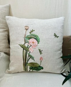 Funda de Cojín Cuadrada Moderna de Algodón Bordada a Mano con Arte Botánico de Libélulas y Estanque de Lotos - Product Image 1
