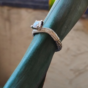 Anillo de Compromiso Revalia Clásico de Plata de Ley 925 con Circonita Cúbica Tallada y Halo, Anillo de Lujo para Mujer con Banda Pavé y Acabado Pulido para Bodas y Fiestas - Product Image 3