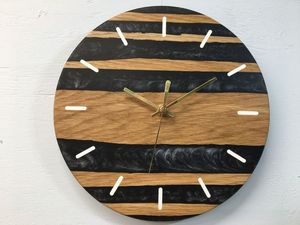 Horloge murale en bois et résine époxy faite à la main, écologique, design rivière moderne, silencieuse - Décoration murale personnalisable pour la maison - Product Image 2
