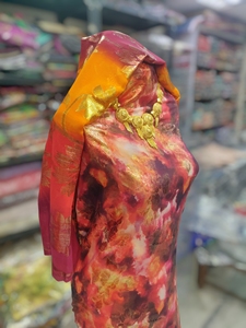 ผ้าคลุมไหล่สีแดงเลือดหมูและสีส้มลายพิมพ์ดอกไม้แบบนามธรรม พร้อมผ้าคลุมไหล่เข้าชุด แต่งขอบด้วยสีทองวิบวับ - Product Image 2