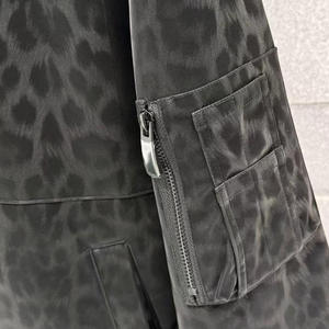Blouson bomber en PU à imprimé léopard pour homme, fermeture éclair, col rabattu, vêtement décontracté pour l'automne, coupe classique, logo brodé sur le devant - Product Image 4