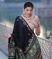 Ensemble de mariée de luxe en Lehenga Choli, en soie, imprimé numérique, avec broderie miroir et micro-travaux manuels, pour femmes indiennes, idéal pour les mariages et les fêtes.