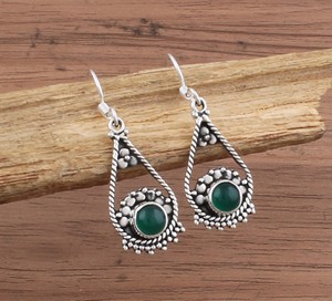 ต่างหูหยดน้ำหยกเขียวธรรมชาติขายส่ง เงินแท้ 925 ดีไซน์หรูหราสำหรับงานปาร์ตี้ ผู้ผลิตอัญมณี รับทำเครื่องประดับตามสั่ง - Product Image 4