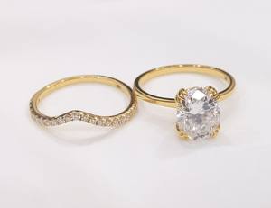 Lurba Jewels - Conjunto de Anillos de Compromiso y Boda Cristianos con Moissanita Ovalada de 2 Quilates, Oro Amarillo Sólido de 14k, Engaste de Garras, Diseño Moderno - Product Image 3